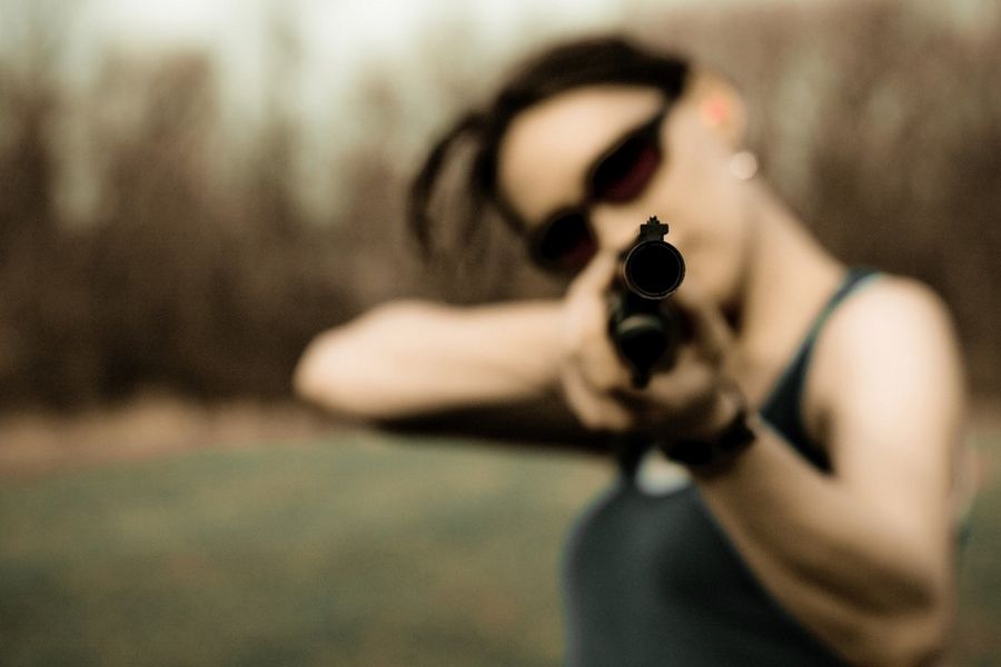 Фото: женщины и пистолеты