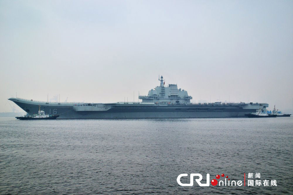 Первый в Китае авианосец 'Ляонин' впервые причалил в новопостроенном военном порту в Циндао