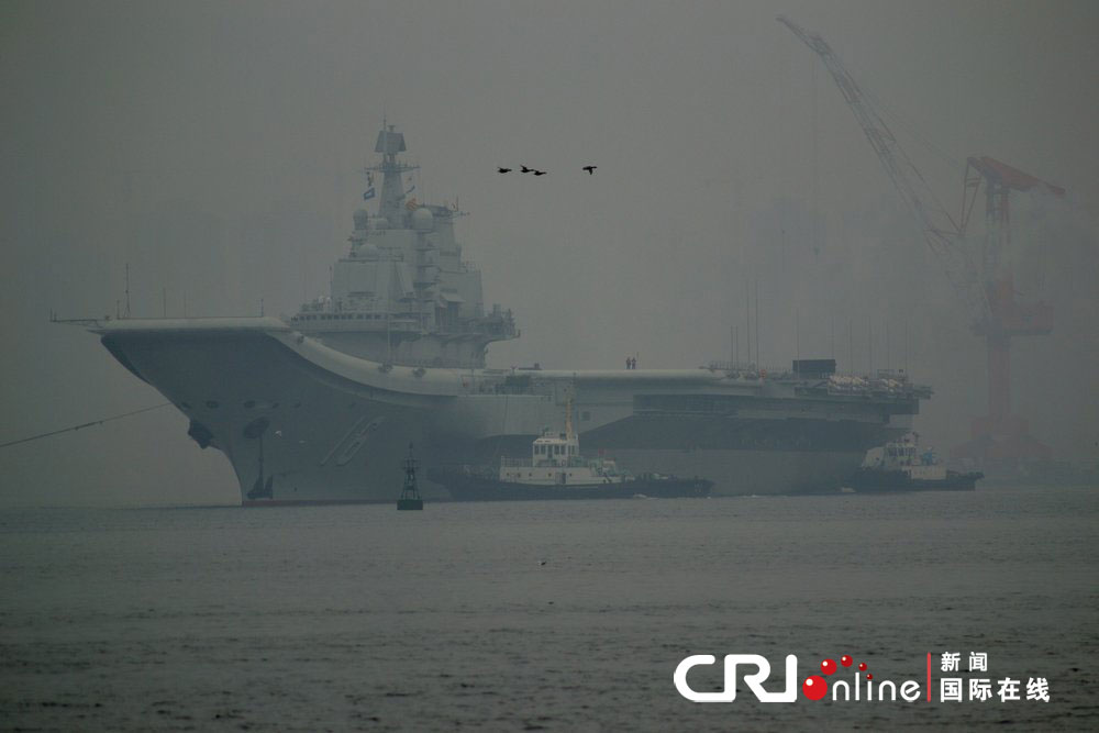 Первый в Китае авианосец 'Ляонин' впервые причалил в новопостроенном военном порту в Циндао2