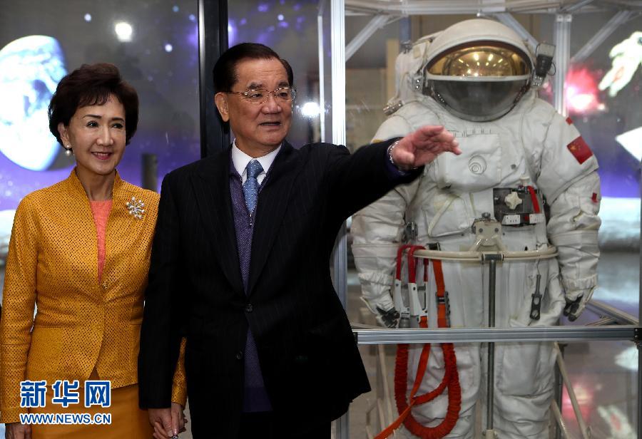 Лянь Чжань посетил 'космический городок' и провел встречу с членами экипажа корабля 'Шэньчжоу-9'