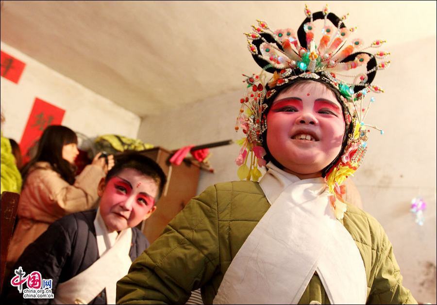 Замечательные выступления нематериального наследия государственного уровня – «Синьцзы» в древнем городке Чжоуцунь