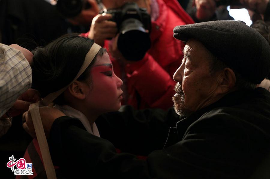 Замечательные выступления нематериального наследия государственного уровня – «Синьцзы» в древнем городке Чжоуцунь