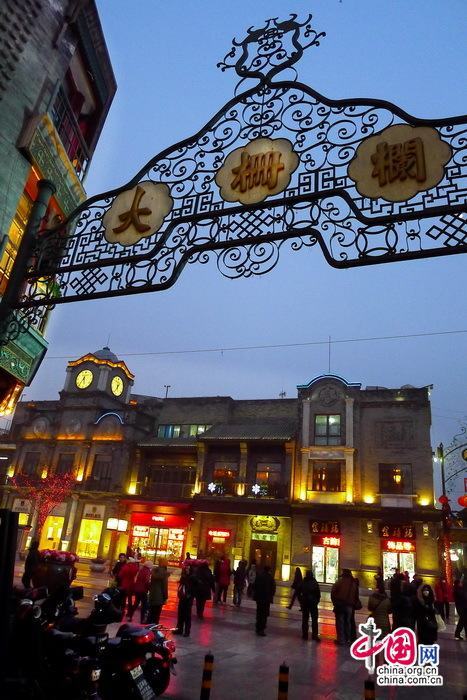 Ночные жизни известной улицы Цяньмэнь в Пекине