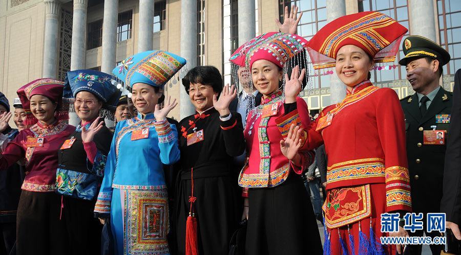 Представители этнических меньшинств в пышных нарядах на церемонии открытия сессии
