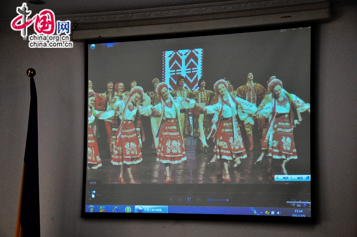 Представление очаровательного украинского танца