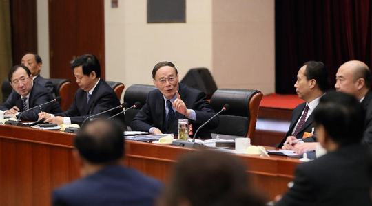 Ван Цишань: следует придерживаться принципа сочетания привлечения зарубежных инвестиций и выхода китайских предприятий за границу, подчеркнул Ван Цишань