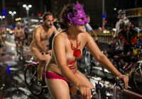 Голые бразильцы на велосипедах призывают к экологическим видам транспорта 