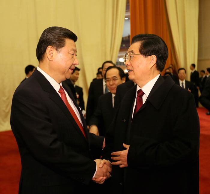 Рукопожатие между Ху Цзиньтао и Си Цзиньпином