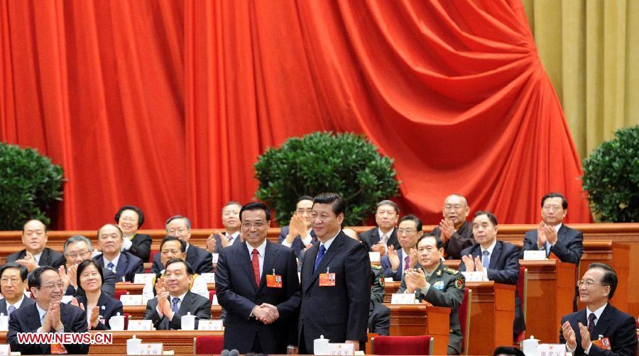 Си Цзиньпин обменивается рукопожатием с Ли Кэцяном