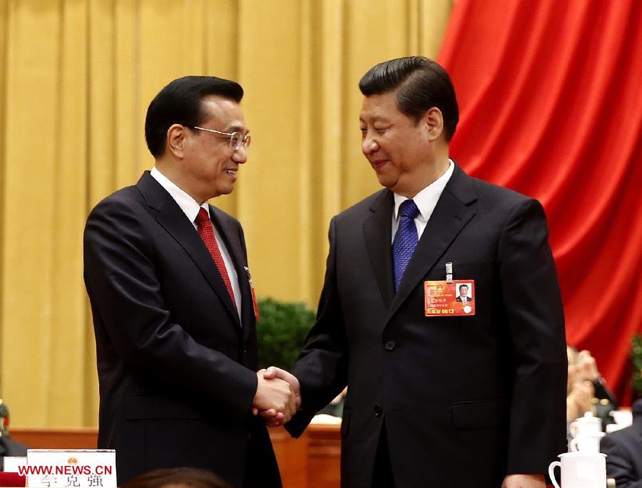 Си Цзиньпин обменивается рукопожатием с Ли Кэцяном