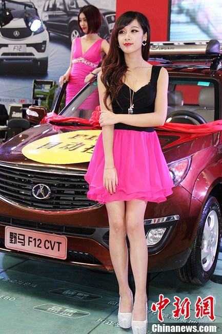 Гламурные модели на весеннем автосалоне в Синьцзяне