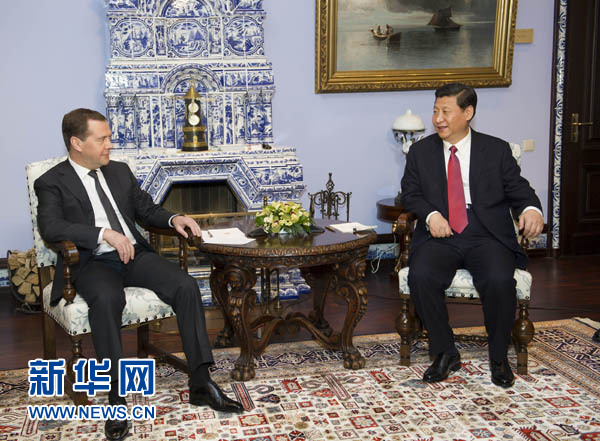 Си Цзиньпин встретился с премьер-министром России Д. Медведевым