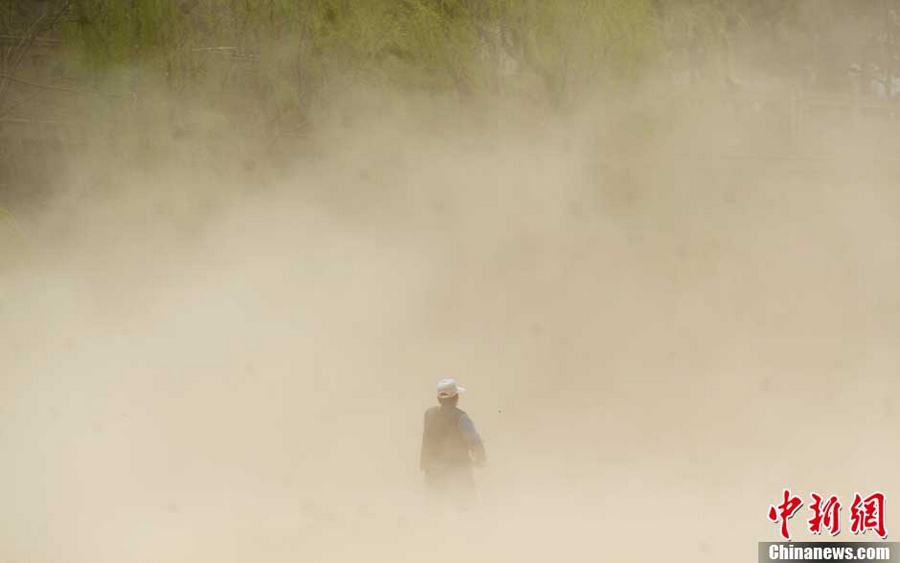 На город Ланьчжоу обрушилась мощная песчаная буря