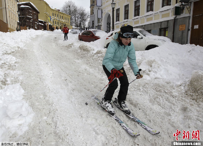 Местные жители Украины катаются на лыжах прямо на улице1
