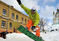 Местные жители Украины катаются на лыжах прямо на улице4