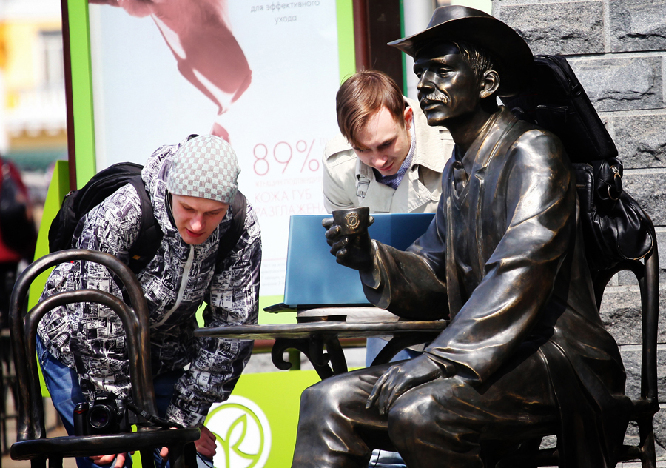 Памятник джентльмену в шляпе открыли во Владивостоке2