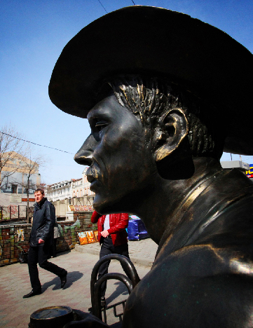 Памятник джентльмену в шляпе открыли во Владивостоке4