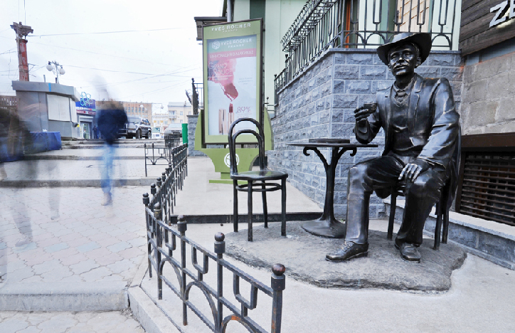 Памятник джентльмену в шляпе открыли во Владивостоке1