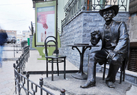 Памятник джентльмену в шляпе открыли во Владивостоке1