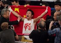 Китайский боксер Цзоу Шимин выиграл первый поединок в своей профессиональной карьере