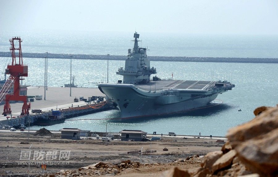 Новая фотография авианосца 'Ляонин' в военном порту