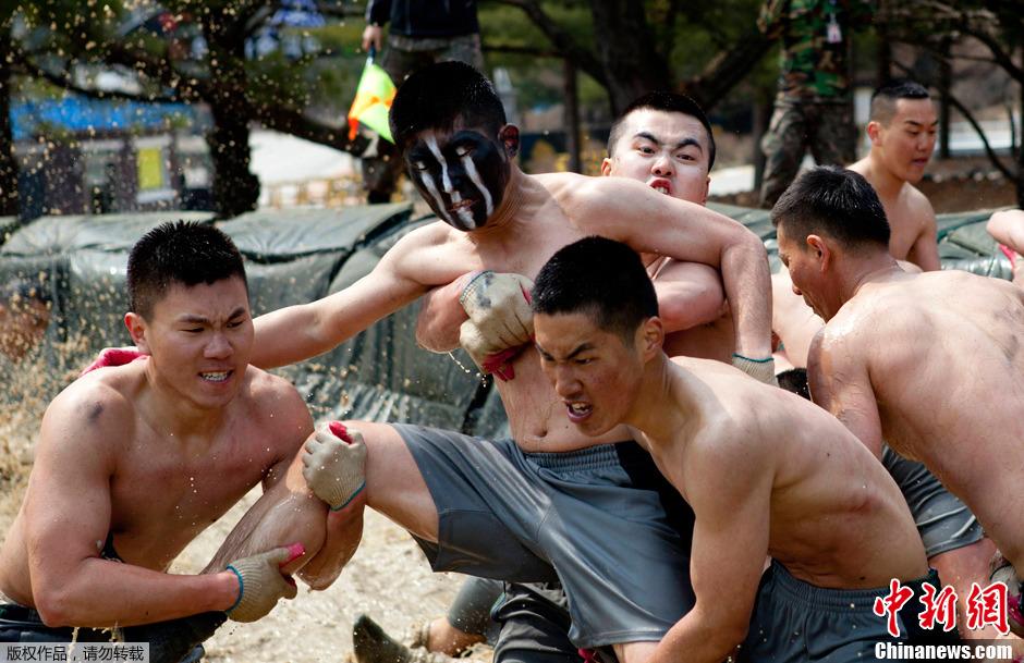 Южнокорейские солдаты провели тренировки