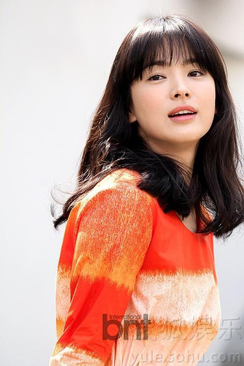 Южнокорейская актриса Сон Хе Гё (англ. Song Hye Kyo) в весенних снимках 韩星宋慧乔写真 橙色连衣裙春意盎然
