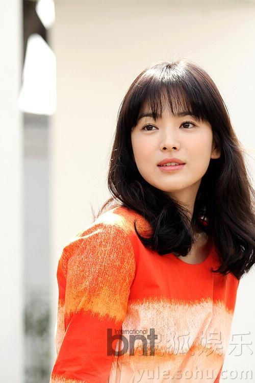 Южнокорейская актриса Сон Хе Гё (англ. Song Hye Kyo) в весенних снимках 韩星宋慧乔写真 橙色连衣裙春意盎然