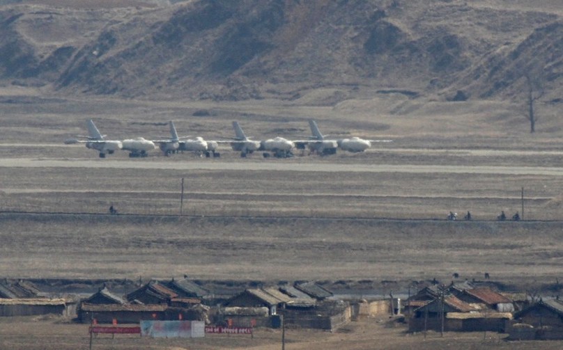 Большинство бомбардировщиков на военных аэродромах КНДР произведены в Китае