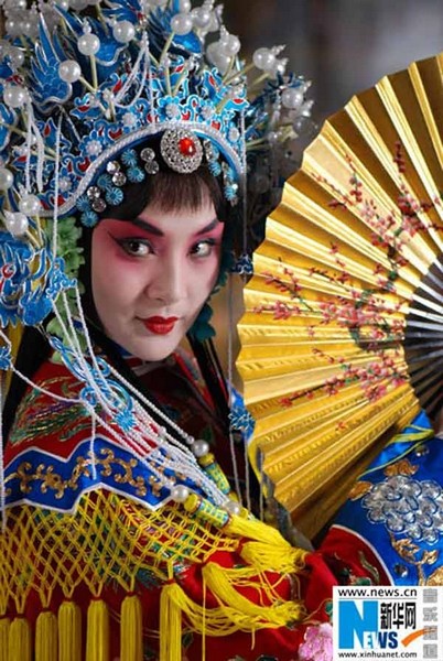 В Циндао невероятной популярностью пользуются уроки пекинской оперы
