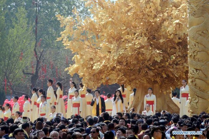 Около десяти тысяч китайцев собрались со всех концов мира для поминовения Хуанди -- легендарного первопредка китайской нации