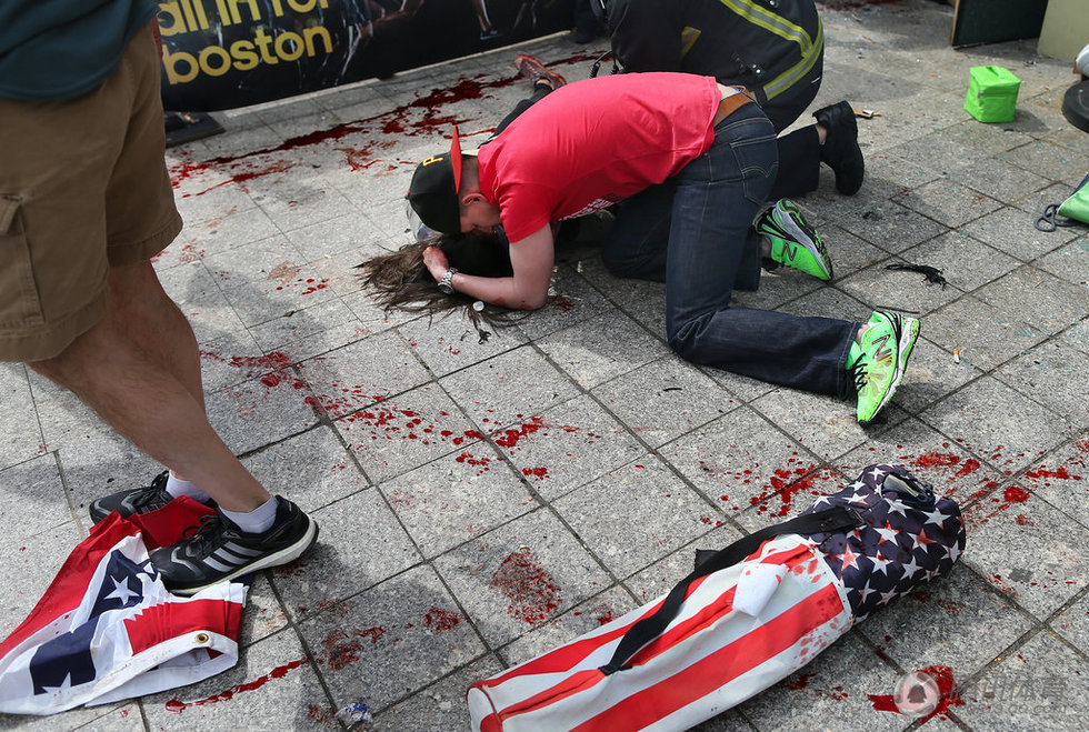 На финише Бостонского марафона прогремело два взрыва, один спортсмен потерял ноги1