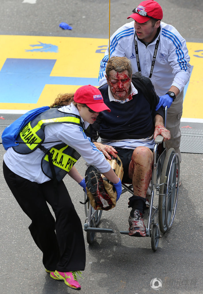 На финише Бостонского марафона прогремело два взрыва, один спортсмен потерял ноги2