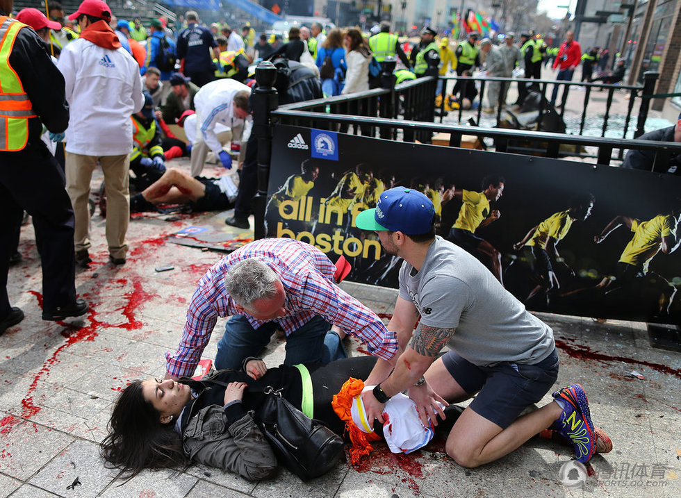 На финише Бостонского марафона прогремело два взрыва, один спортсмен потерял ноги5
