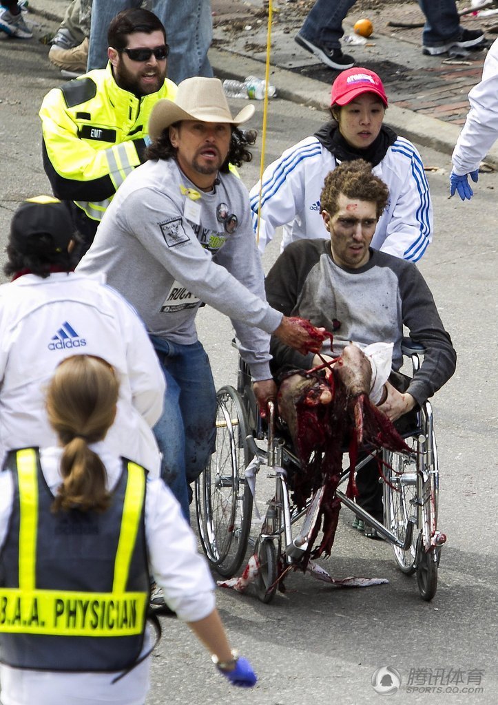 На финише Бостонского марафона прогремело два взрыва, один спортсмен потерял ноги3