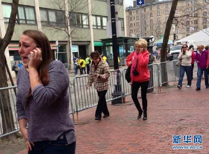 Срочно: Уже 2 человека погибли, около 100 получили ранения в результате взрывов у финишной линии Бостонского марафона