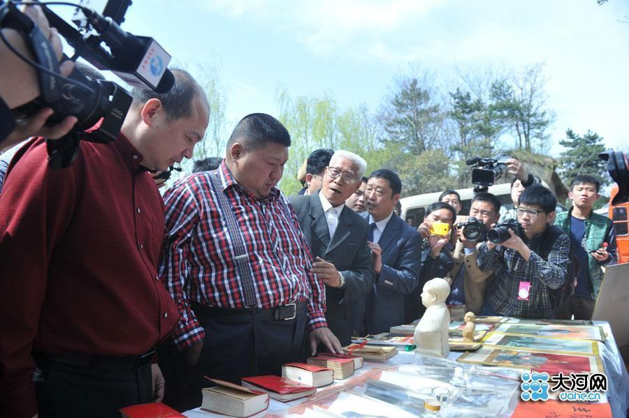 Внук Мао Цзэдуна Мао Синьюй с супругой посетили Государственный лесной парк Тяньчишань в провинции Хэнань