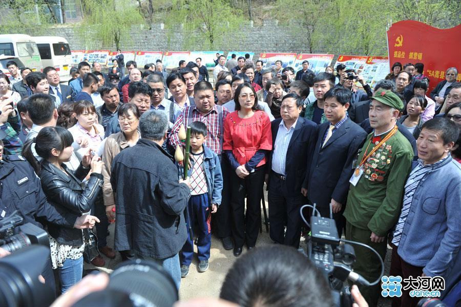 Внук Мао Цзэдуна Мао Синьюй с супругой посетили Государственный лесной парк Тяньчишань в провинции Хэнань