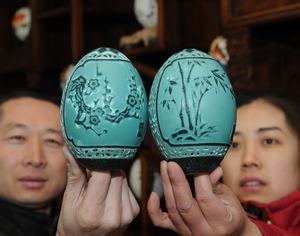 Цзыбо провинции Шаньдун: вырезка муме, орхидеи, бамбука и хризантемы на скорлупе яйца эму