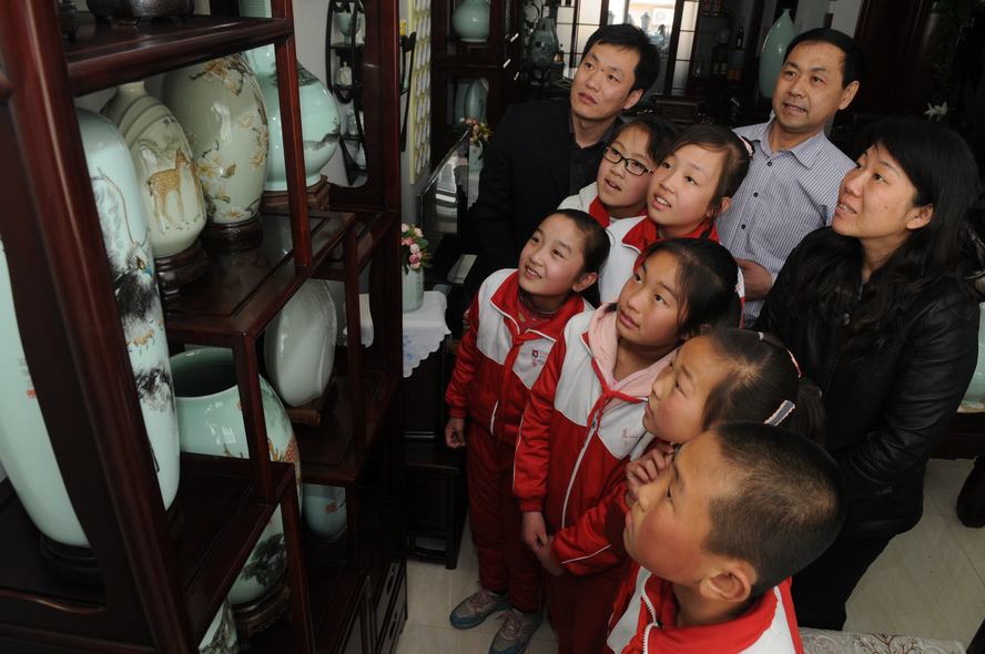 Мастер по форфорному искусству провинции Шаньдун Ли Цюфэн объясняет ученикам мастрество о резбе на форфоре
