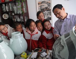 Мастер по форфорному искусству провинции Шаньдун Ли Цюфэн объясняет ученикам мастрество о резбе на форфоре