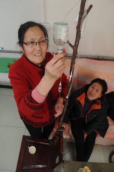 60-летняя сельский врач Сунь Фэнлянь в течение 45 лет ежедневно обходит 20 км. по трем селам