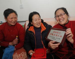 60-летняя сельский врач Сунь Фэнлянь в течение 45 лет ежедневно обходит 20 км. по трем селам