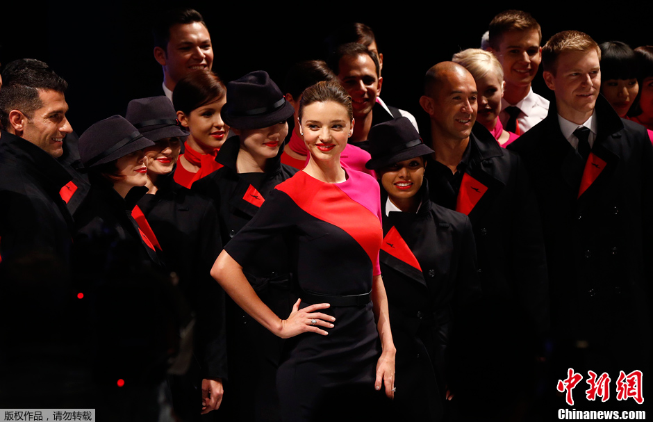 Фото: Миранда Керр демонстрирует новую униформу авиакомпании Qantas
