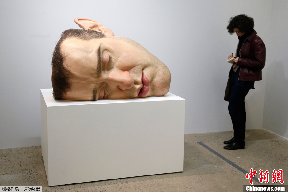 Гиперреалистические работы художника Рона Мьюека на выставке «Маска-2» в Париже