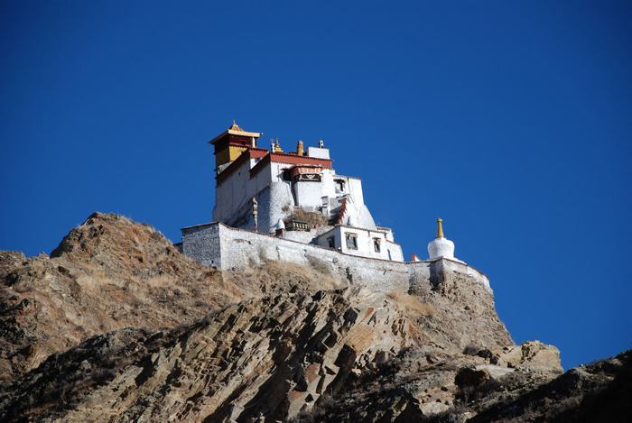 Первый дворец в Тибете помогает жителям окружающей деревни зарабатывать деньги с отрасли туризма