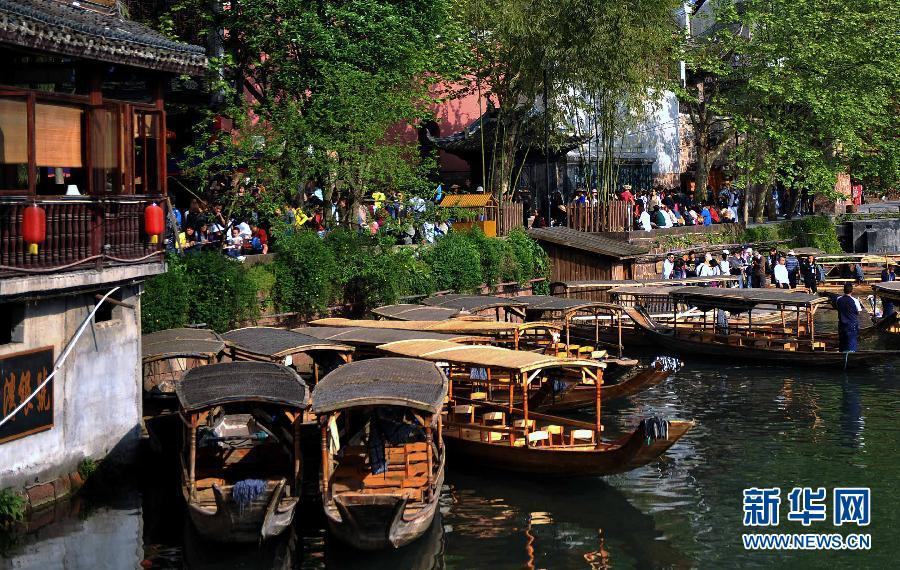 Древнему городку Фэнхуан предстоит ударная волна по новой «политике единого входного билета»
