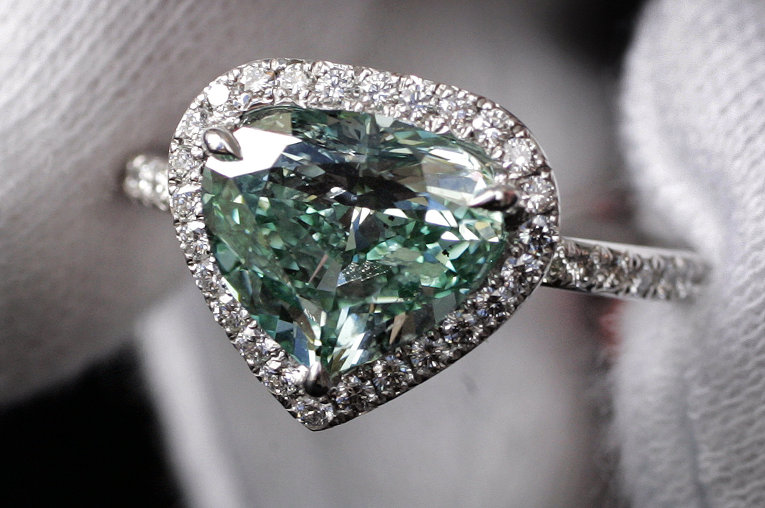 Сине-зеленый бриллиант в форме сердца весом 2,5 карата был выставлен на аукцион 17 мая 2006 года в Женеве за 480 тысяч долларов.