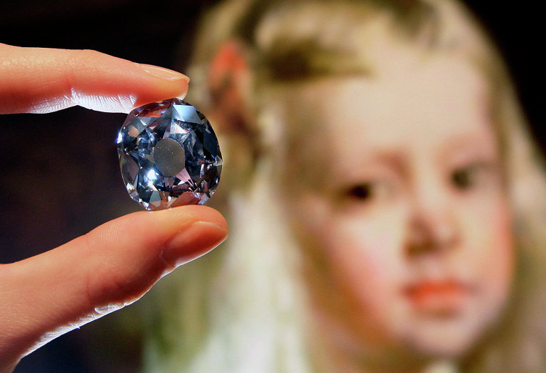 Бриллиант 'Виттельсбах-Графф' – крупный (35,56 карата) небесно-голубой бриллиант, который носит имена двух своих обладателей.