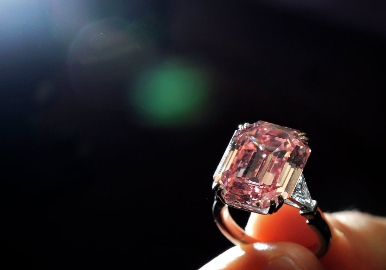 'Розовый Графф' – самый дорогой в мире бриллиант, проданный на аукционе 'Сотбис' в Женеве в 2010 году за 46,16 млн. долларов. 